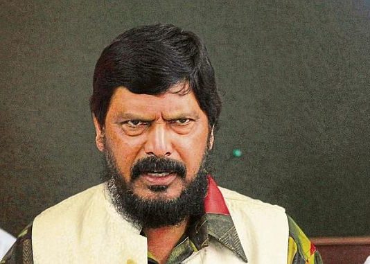 रामदास अठावले ने भाजपा केंद्रीय मंत्री अनंत हेगड़े को दी चेतावनी