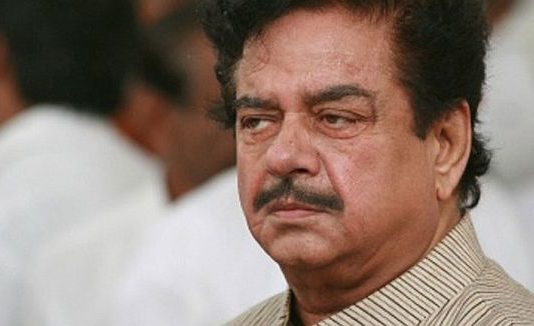 अभिनेता और राजनेता शत्रुघ्न सिन्हा के घर पर बीएमसी ने गिरायी गाज