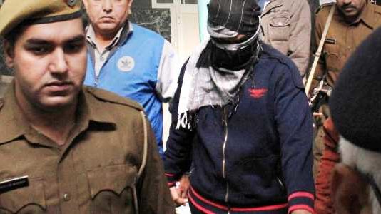 बिना टिकट पकड़ा गया एक कश्मीरी युवक, अक्षरधाम मंदिर में करने वाला था अटैक