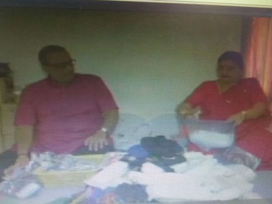 सूरत का यह जोड़ा पांच साल से बाँट रहा सेनेटरी पैड्स