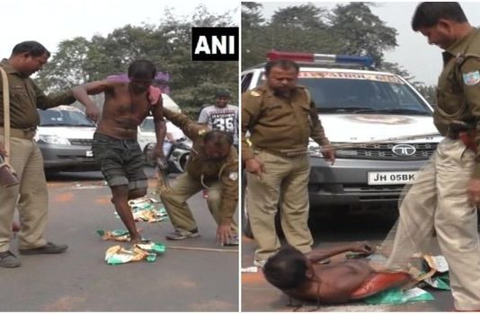 झारखंड: दिव्यांग को पुलिस ने डंडे से पीटा