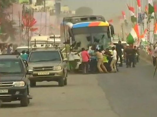 कर्नाटक में राहुल गांधी के रोड शो का हुआ विरोध प्रदर्शन, दिखाए गए काले झंडे