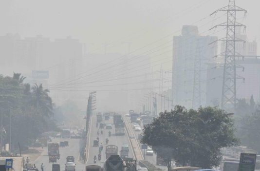 भारी धुंध में छिपी मुंबई, दिल्ली से बढ़कर छाई कालिमा