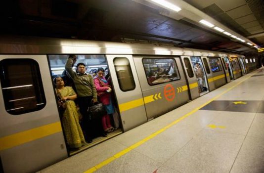 दिल्ली मेट्रो की YELLOW लाइन ठप होने के बाद यात्रियों ने ट्विटर पर जाहिर किया गुस्सा