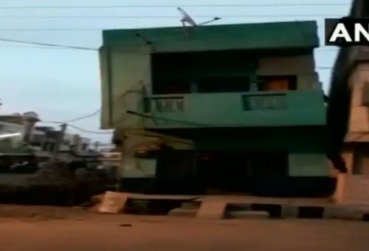 मध्य प्रदेश: देखते ही देखते ढह गया घर, लोग बने रहे तमाशबीन