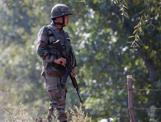 J&K: आर्मी कैम्प पर फिर हुई फायरिंग, 2 घायल