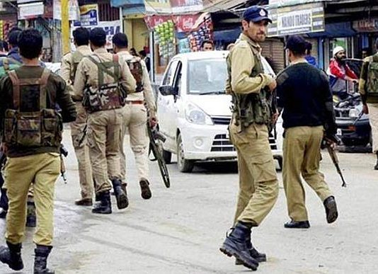 AK-47 फायरिंग परीक्षण में फेल हुई बुलेट प्रूफ जैकेट्स को महाराष्ट्र पुलिस ने लौटाया