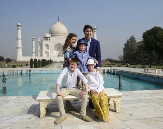 कनाडाई पीएम जस्टिन ट्रूडो ने परिवार समेत किया ताजमहल का दीदार
