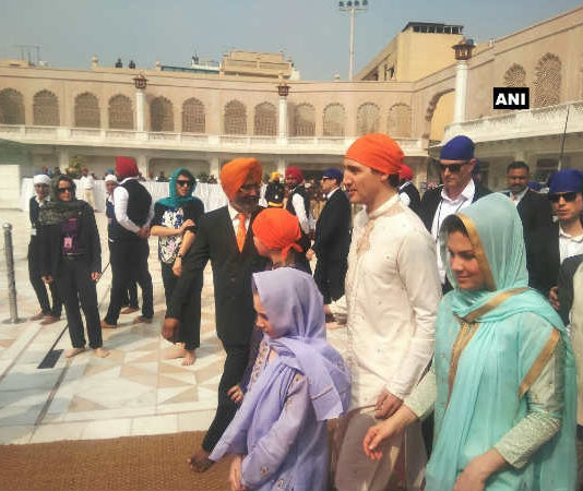 कनाडा के पीएम जस्टिन ट्रूडो ने परिवार सहित स्वर्ण मंदिर में किए दर्शन
