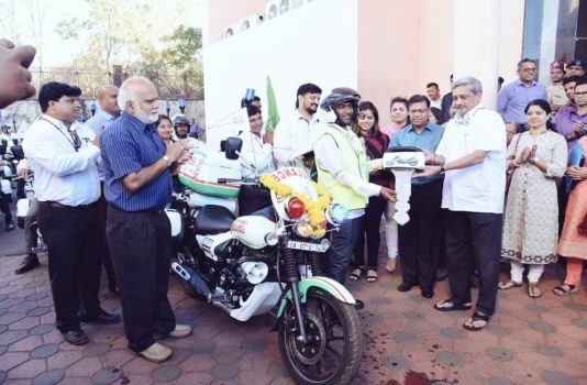 सीएम पर्रिकर ने दिखाई 20 बाइक एम्बुलेंस को हरी झंडी, सुरक्षा उपकरणों से लैश