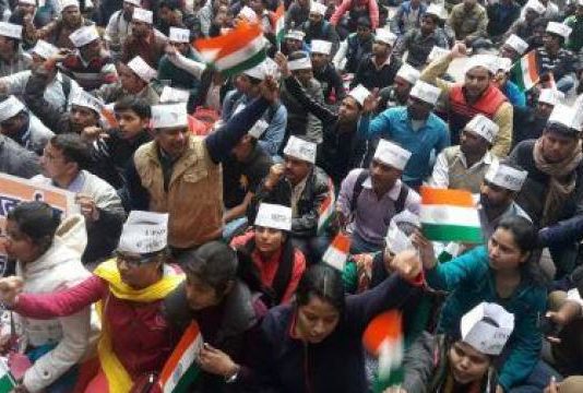 लखनऊ: लटकी पड़ी भर्तियाँ जल्द करे सरकार, नही तो हम करेंगें आत्मदाह