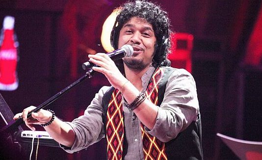 कंटेस्टेंट को किस करने के चक्कर में बुरे फंसे सिंगर पपॉन