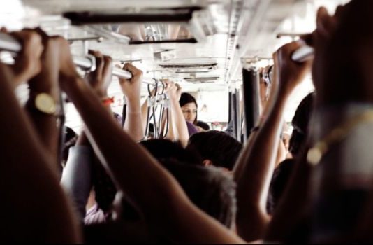 दिल्ली: खचाखच भरी बस में करता रहा अश्लील हरकत, किसी ने कुछ नही किया