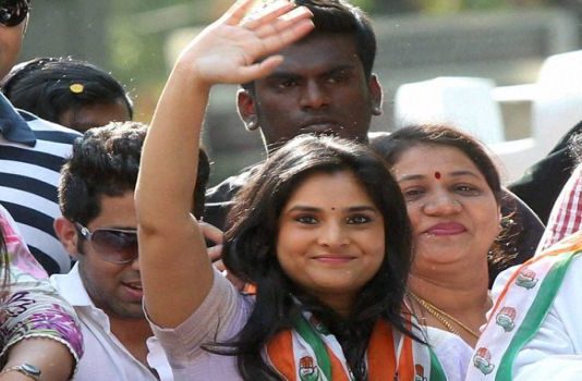 कांग्रेस नेत्री रम्या ने कार्यकर्ताओं को फेक अकाउंट बनाने के लिए उकसाया, वीडियो हुआ वायरल