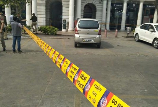 दिल्ली: कनॉट प्लेस में दिनदहाड़े फायरिंग, युवक की हालत गंभीर