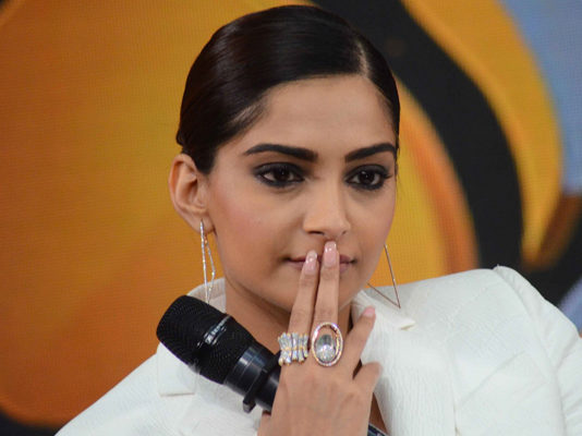 सोनम कपूर ने मांगी दबंग लेडी से माफी, ट्वीटर पर लिखा सॉरी