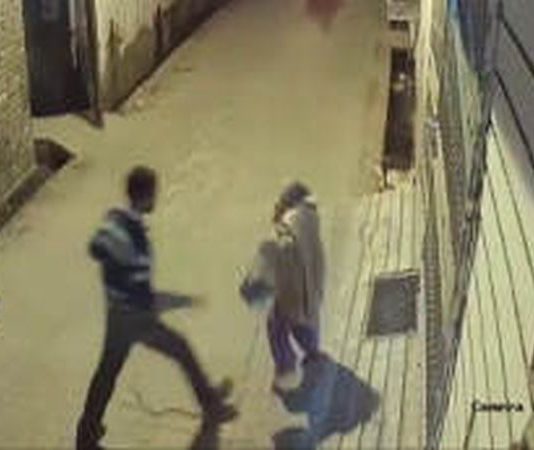 यूपी: बरेली में वृद्ध महिला को एक पुरुष ने बेरहमी से पीटा, वीडियो वायरल