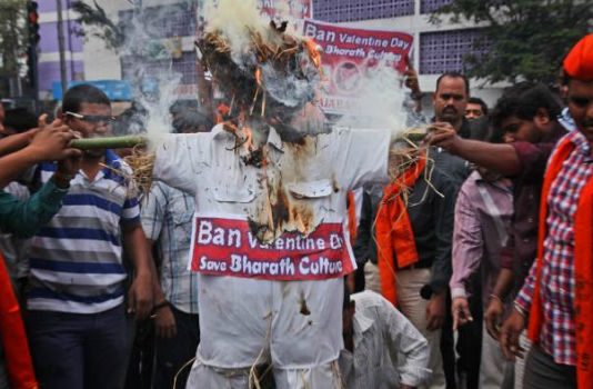 हिन्दुत्वादी संगठनों ने लव जिहाद से की वैलेंटाइन डे की तुलना