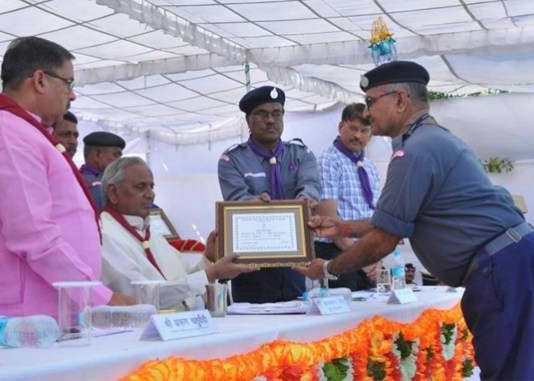 स्काउट गाइड लीडर ट्रेनर प्रहलाद जांगिड़ राज्यपाल कल्याण सिंह के हाथों पुरस्कृत