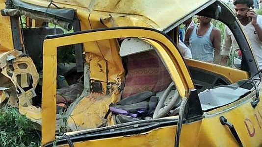 कुशीनगर घटना : गुस्साए लोगों ने रेलवे ट्रैक पर किया हंगामा, CM योगी ने संभाली भीड़ कुशीनगर दुर्घटना में १३ बच्चों की मौत