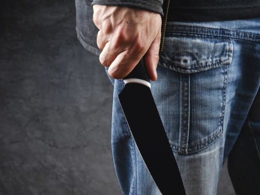 अपनी माँ के अवैध सम्बन्ध सोच कर तीन युवकों ने 40 साल के व्यक्ति पर 22 बार चाकू से वार किये अपनी माँ