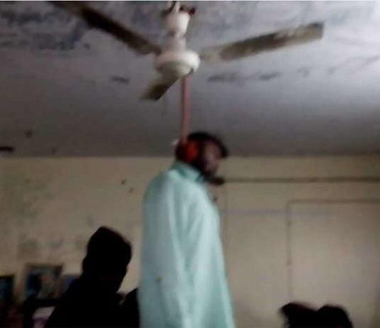 दिल्लीः पंखे से लटकती मिली पति की लाश, पत्नी पर लगा हत्या का आरोप पंखे से लटकती मिली