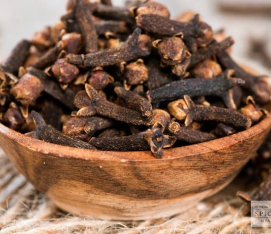 आइये आज जानते हैं लौंग खाने के फायदे लौंग