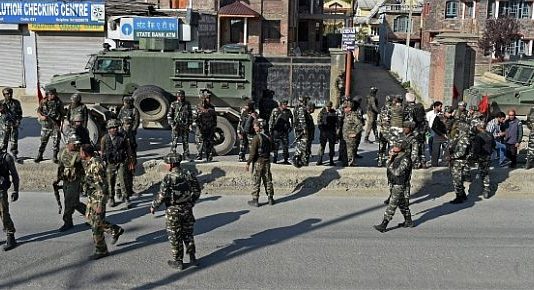 CRPF के जवानों को मारने की कोशिश नाकाम, पत्थरबाजों के मंसूबे भांप गए थे जवान CRPF