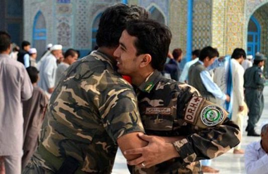 अफगानिस्तान में 22 साल में पहली बार ऐसा हुआ, अफगानी जवानों और तालिबानी आतंकियों ने गले मिलकर मनाई ईद अफगानी जवानों और तालिबानी