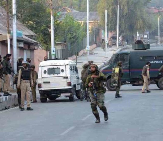 श्रीनगर में CRPF की गाड़ी पर ग्रेनेड हमला, 3 जवान घायल श्रीनगर में CRPF की गाड़ी पर ग्रेनेड हमला,