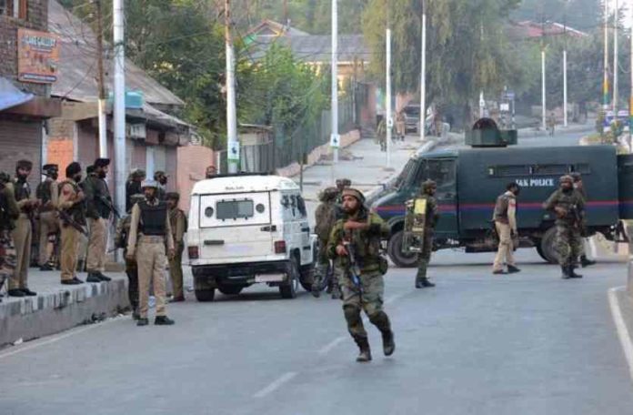 श्रीनगर में CRPF की गाड़ी पर ग्रेनेड हमला,