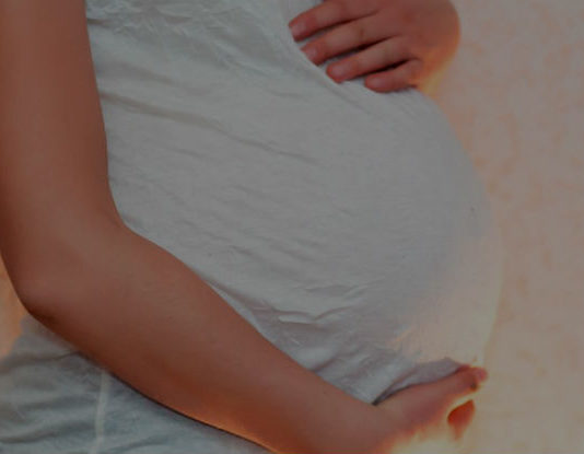 गाड़ी में स्क्रैच लगने पर गर्भवती महिला के पेट में मारी लात गाड़ी में स्क्रैच लगने पर गर्भवती महिला के पेट में मारी लात