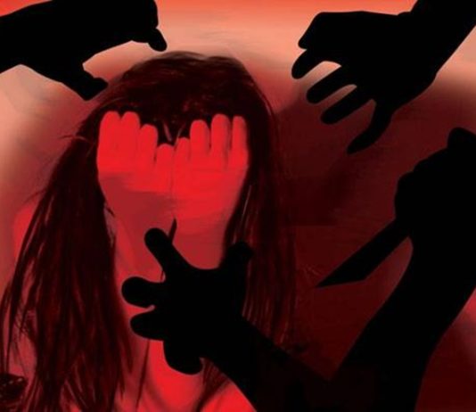 घर के बाहर से युवती को अगवा कर गैंगरेप, 3 आरोपी गिरफ्तार दिल्ली : पिटाई करने से पहले आरोपी लड़के ने लड़की से किया था रेप