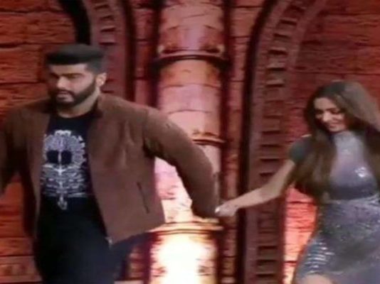 फिर एक हुए मलाइका अरोड़ा और अर्जुन कपूर, हाथ थाम किया रोमांटिक डांस फिर एक हुए मलाईका अरोडा और अर्जुन कपूर, हाथ थाम किया रोमांटिक डांस