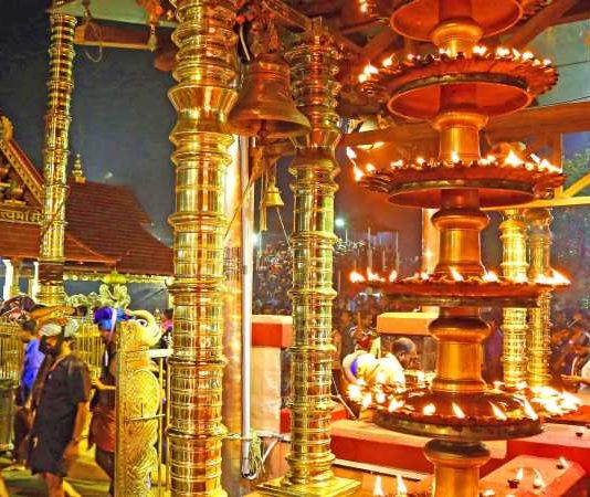 सबरीमाला मंदिर के बाहर प्रदर्शन, पुलिस ने किया लाठीचार्ज सबरीमाला मंदिर के बाहर प्रदर्शन, पुलिस ने किया लाठीचार्ज