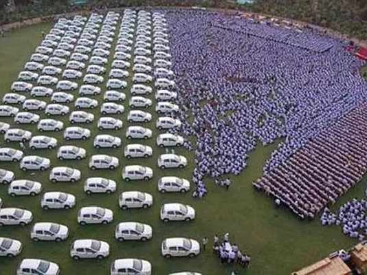 गुजरात: इस दिवाली ये हीरा कारोबारी एम्प्लॉइज को 600 कारें करेंगे गिफ्ट