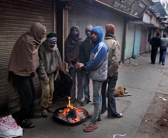 उत्तर भारत में ठंडा हुआ मौसम, दक्षिण भारत में ‘तितली’ ने ढाया है कहर दिल्ली-NCR में कड़ाके की ठंड