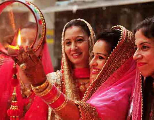 करवा चौथ के दिन सुहागिन महिलाएं भूलकर भी ना करें ये काम करवा चौथ के दिन सुहागिन महिलाएं भूलकर भी ना करें ये काम