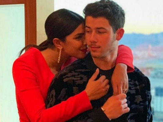 निक जोनस से शादी के बाद इस आलिशान बंगले में महारानी की तरह रहेंगी प्रियंका चोपड़ा निक जोनस से शादी के बाद इस आलिशान बंगले में महारानी की तरह रहेंगी प्रियंका चोपड़ा