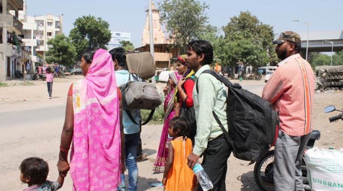 गुजरात में यूपी-बिहार के लोगों पर हुआ हमला, कांग्रेस  ने पीएम मोदी पर साधा निशाना