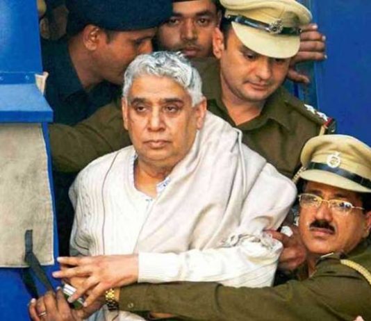 रामपाल समेत 15 दोषियों को उम्रकैद और 1-1 लाख का जुर्माना रामपाल समेत 15 दोषियों को उम्रकैद और 1-1 लाख का जुर्माना