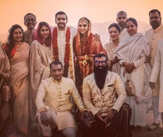 शादी के बाद इस तरह फॅमिली के साथ नजर आए दीपवीर शादी के बाद इस तरह फॅमिली के साथ नजर आए दीपवीर