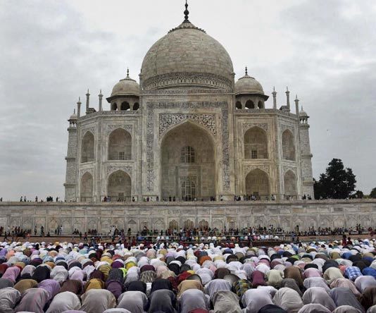 ताजमहल में नमाज के बाद बजरंग दल ने की पूजा ताजमहल में नमाज के बाद बजरंग दल ने की पूजा