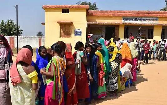 छत्तीसगढ़: दूसरे चरण का मतदान जारी, EVM की शिकायत लेकर EC पहुंचे कांग्रेस नेता छत्तीसगढ़ में दूसरे चरण का मतदान जारी