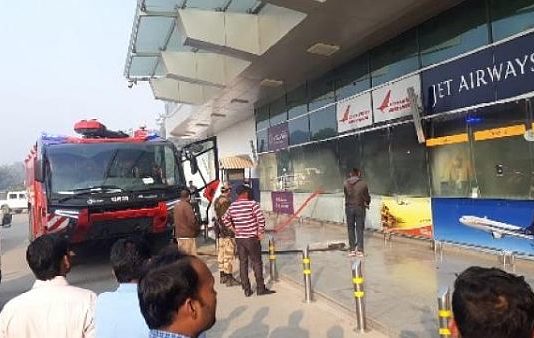 यूपी : वाराणसी के एयरपोर्ट पर लगी आग, मची अफरातफरी वाराणसी एयरपोर्ट पर लगी भीषण आग