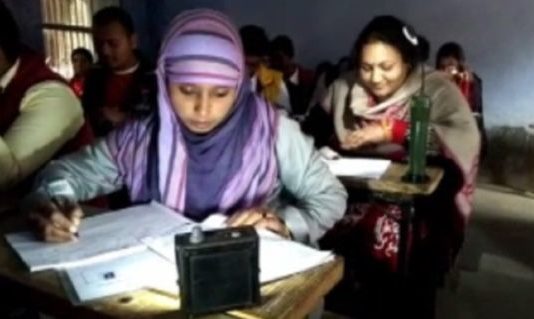 बिहार: परीक्षा केंद्र पर नहीं थी बिजली, एमरजेंसी लाइट लेकर पहुंचे छात्र बिहार: परीक्षा केंद्र पर नहीं थी बिजली, एमरजेंसी लाइट लेकर पहुंचे छात्र