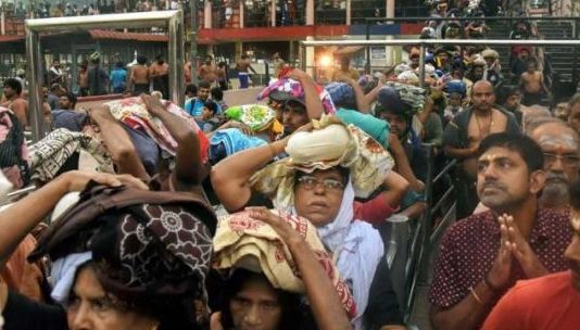 सबरीमाला मंदिर में दर्शन करने पहुंची महिलाएं, रचा इतिहास सबरीमाला मंदिर में दर्शन करने पहुंची महिलाएं, रचा इतिहास