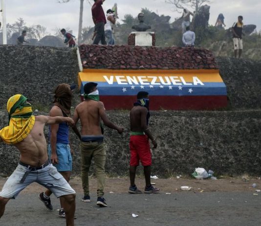 दो गुटों के बीच खूनी संघर्ष, 23 लोगों की दर्दनाक मौत, 14 पुलिस अफसर घायल