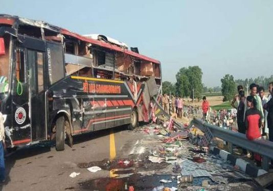 लखनऊ-आगरा एक्सप्रेस-वे पर बड़ा हादसा, बस पलटने से 5 की मौत !