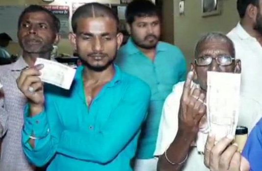 UP: दलित वोट न कर पाए, इसलिए BJP कार्यकर्ताओं ने उंगलियों में लगाई स्याही !